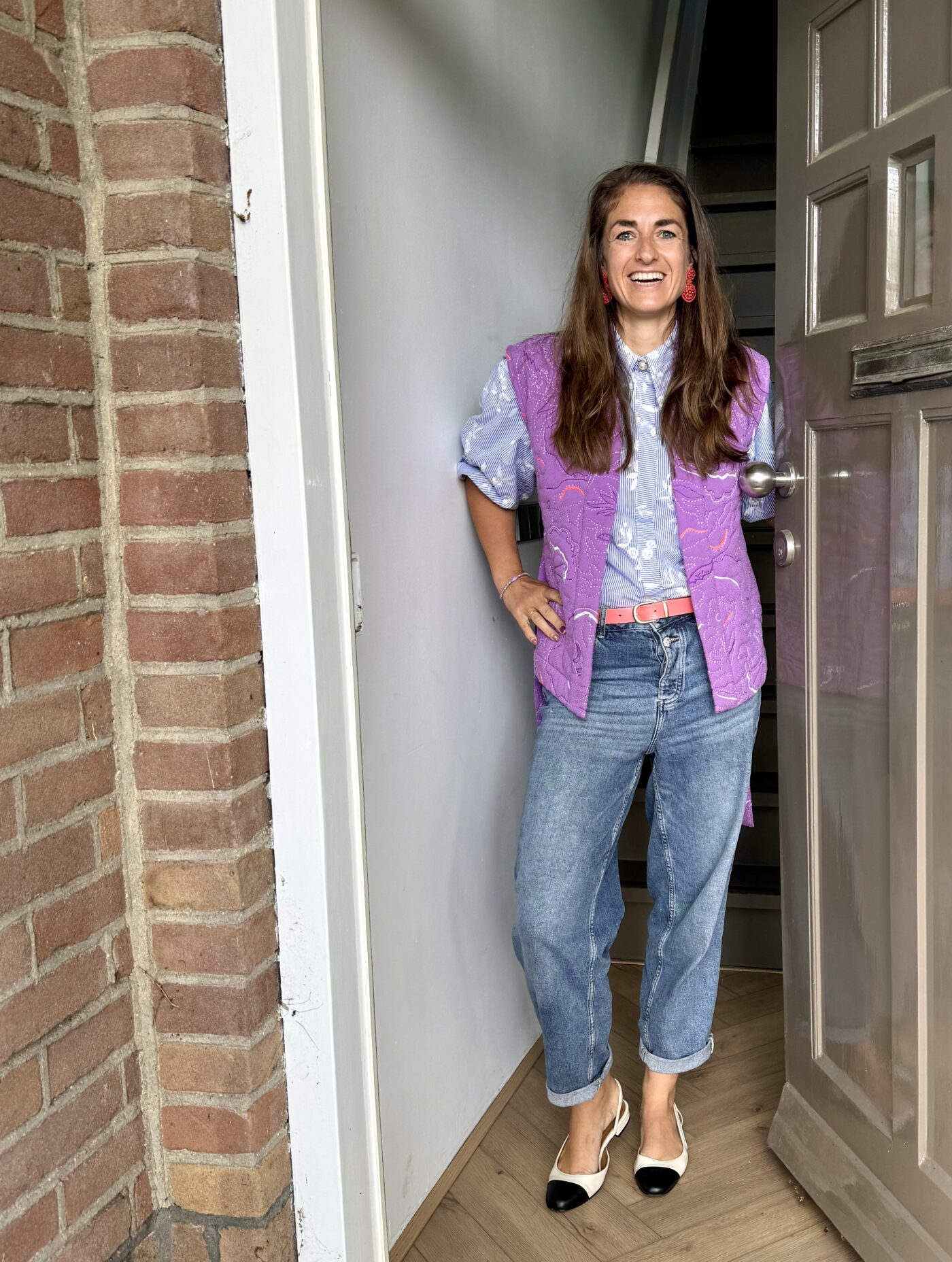 Willemijn in haar samen geshopte outfit in de deur voor haar kledingkast sessie